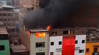 Incendio en Gamarra: fuego arrasa con último piso de edificio en emporio comercial 