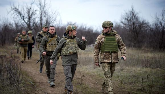 Esta fotografía tomada y publicada por el Servicio de Prensa Presidencial de Ucrania el 9 de abril de 2021 muestra al presidente ucraniano Volodimir Zelenski (centro) en primera línea con los separatistas respaldados por Rusia en la región de Mariupol. (Foto de AFP)