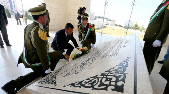 Tras el encuentro, el mandatario colocó una ofrenda floral en la tumba del ex líder palestino Yasser Arafat. (Foto: Presidencia)