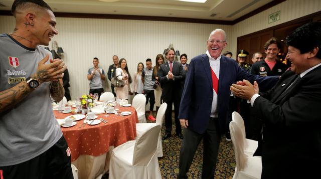 El buen humor y los chistes no faltaron en el encuentro entre PPK y la selección peruana. Aquí el mandatario saluda a Edwin Oviedo, presidente de la Federación Peruana de Fútbol, ante la atenta mirada de Paolo Guerrero (foto: Presidencia de la República).
