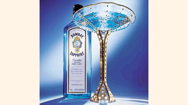 Sapphire Martini,  Ginebra Bombay Sapphire, vernú seco y licor de naranja son los ingredientes que dan por resultado esta rica y lujosa mezcla. Pero lo que la hace realmente lujosa es que en su interior encontrarás un par de aretes de zafiro. Para obtener