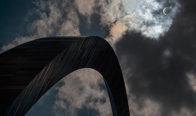 2. La temperatura descendió, los pájaros callaron, los grillos chirriaron y las estrellas se hacían visibles al mediodía a medida que la franja de oscuridad se desplazaba 4.200 kilómetros (2.600 millas) por el territorio estadounidense en un recorrido de 