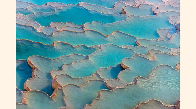 Pamukkale (Turquía). El origen de Pamukkale está en los movimientos tectónicos que tuvieron lugar en la cuenca del río Menderes, que ocasionaron la aparición de numerosas fuentes de aguas termales. Esas aguas, con su alto contenido en creta, bicarbonato y
