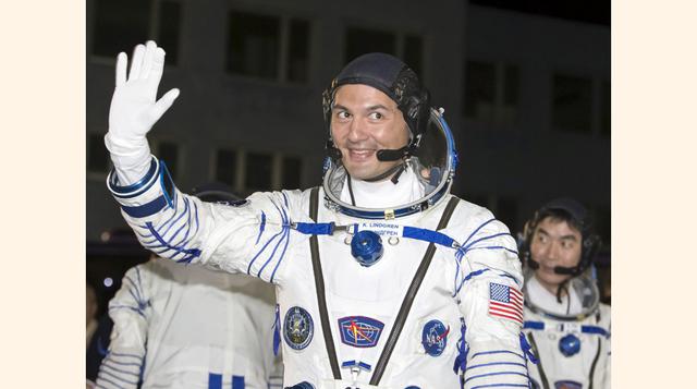 El miembro de la tripulación de la Estación Espacial Internacional, Kjell Lindgren, de Estados Unidos saluda después de ponerse su traje espacial en el cosmódromo de Baikonur (Kazajstán). (Foto: Reuters)