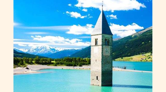 Lago Resia, Italia. En el norte de Italia, en la región de Trentino Alto Adigio se puede contemplar el magnífico paisaje del campanario sumergido en el lago de Resia.