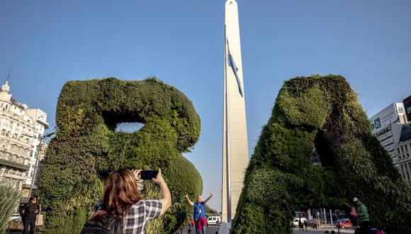 Turistas toman fotografías frente al Obelisco en Buenos Aires, Argentina, el miércoles 24 de agosto de 2022.