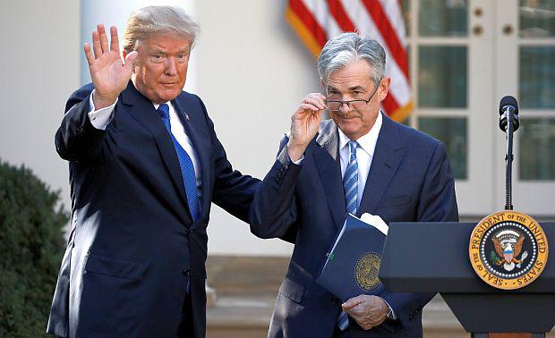 Donald Trump junto al jefe de la FED, Jerome Powell. El mandatario ha pedido al banco reducir las tasas para respaldar la economía de Estados Unidos. (Foto: Reuters)