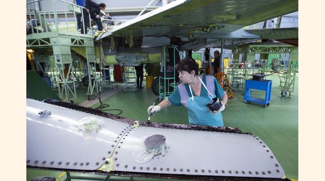 Trabajadores de la planta de la Corporación MIG, en Lukhovitsy, en las afueras de Moscú, trabajan en el montaje de un MIG-29. La empresa rusa estima en más de 1,600 el número de estos aviones de combate integrados a la Fuerza Aérea de estados en el mundo.