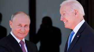 Vladimir Putin: el juego de bolígrafos de 12 mil dólares que le regaló a Joe Biden poco antes de la guerra en Ucrania 