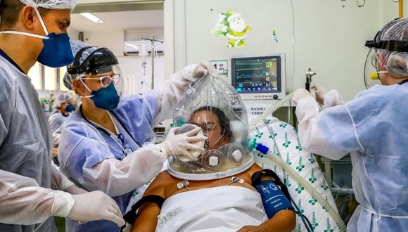 Un paciente utiliza una nueva tecnología no invasiva que puede reducir la necesidad de intubación en el área de COVID-19 del Hospital Centenario en Sao Leopoldo, estado de Rio Grande do Sul, sur de Brasil, el 16 de abril de 2021. (Foto: SILVIO AVILA / AFP)
