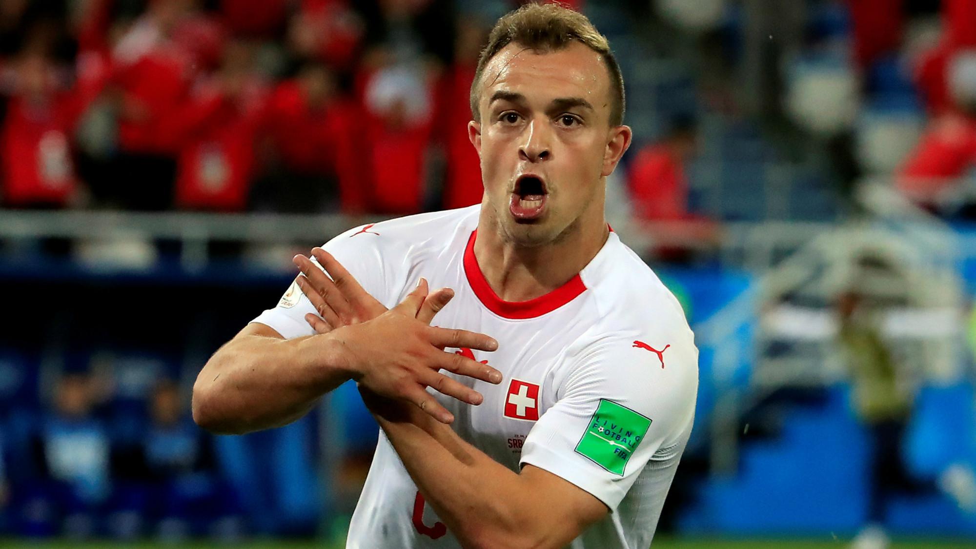 El suizo Xherdan Shaqiri, de etnia albanesa, celebró su gol ante Serbia emulando el águila bicéfala, símbolo de Albania. (Foto: Reuters)