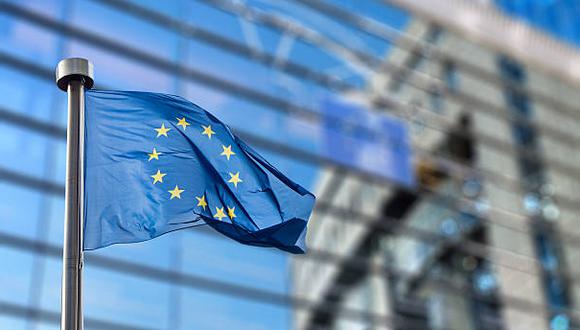 El proyecto de reglamento de la Comisión Europea detallaba también que cualquier medida nacional con el mismo objetivo (reducir los beneficios extraordinarios de las empresas afectadas) debía “cumplir o complementar” la tasa de solidaridad europea.