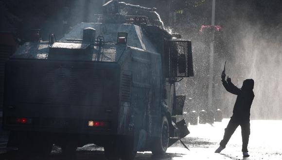 En Chile, detalla que el ejército y la policía hirieron deliberadamente a manifestantes, mataron al menos a cuatro personas e hirieron de gravedad a miles más. EFE/ Alberto Valdés