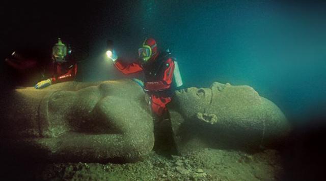 Esta colosal estatua de un faraón también apareció bajó el mar. Durante los últimos 20 años, un equipo de arqueólogos marinos, liderado por Franck Goddio, exploró las tierras sumergidas en la costa mediterránea de la bahía de Abukir, que se encuentra entr