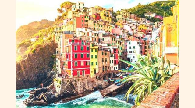 RIOMAGGIORE, CINQUE TERRE, ITALIA. Cinque Terre es una costa formada por cinco pueblos maravillosos en la provincia de La Spezia, rodeados por el mar de Liguria. Riomaggiore es uno de estas cinco aldeas y cuenta con un centro histórico datando del siglo X