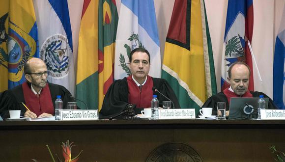 Los jueces de la Corte Interamericana de Derechos Humanos Eduardo Vio Grossi, Eduardo Ferrer y Roberto Caldas participan en la audiencia sobre el indulto del expresidente peruano Alberto Fujimori (1990-2000), en San José, Costa Rica. (Foto: AFP)