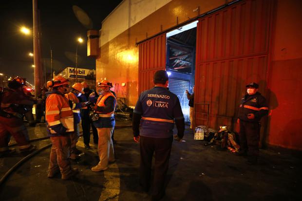 Cercado de lima:  Bomberos controlan  incendio de galería donde se venden zapatillas y ropa. Foto: César Bueno @photo.gec