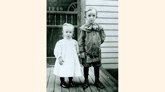 2. Disney nació en 1901 en Chicago, Illinois, y era el cuarto de cinco hijos que tuvieron Elias Disney y Flora Call. Junto a su hermana Ruth (aparece en la foto) pasaban el día jugando en una granja en Missouri. (Foto: chroniquedisney)