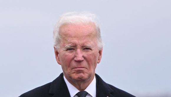 El presidente estadounidense, Joe Biden, asiste al traslado digno de los restos de tres militares estadounidenses muertos, en la Base de la Fuerza Aérea de Dover, en Dover, Delaware, el 2 de febrero de 2024. (Foto de Roberto SCHMIDT / AFP)