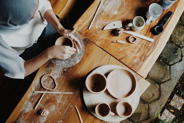 FOTO 14  | 14. Vende artesanías en línea (y en tiendas).  ¿Eres bueno con las manualidades? Puedes vender diseños únicos en mercados de artesanías en línea, como Etsy o eBay, y en algunos otros menos conocidos como Amazon Handmade, Bonanza, Craft Is Art, DaWanda, ArtFire, Aftcra o Zibbet, por nombrar algunos. La mayoría de estos sitios cobran un pequeño fee por mostrar tus productos y toman un porcentaje de tus ventas.

Si te decides por este camino, no sólo te suscribas a Etsy para vender tus productos. Etsy es un mercado sumamente competitivo, así que los precios iniciales son bajos. Tendrías que vender demasiadas unidades para sacarle ganancia a tu trabajo. Pon tus artesanías en venta en 4 o 5 mercados en línea, incluyendo Etsy que ofrece una gran exposición, y luego decide si necesitas ponerlos en más sitios.

Otra forma de hacerlo es poner tu propia tienda en línea, aunque tendrás que pagar una suscripción mensual y descubrir cómo empezar a vender, algo que puede ser complicado para los que no son tan tecnológicos. Las ventajas de las ventas en línea para las mamás son que una vez que pones tus artículos y tienes un inventario, el proceso de venta es muy pasivo hasta que haces una venta y tienes que hacer el envío. (Algunos mercados hacen eso por ti). Sin embargo, si ofreces diseños a la medida, tienes que considerar la labor que requiere hacer tus artesanías personalizadas, así como el dinero que hace falta para los materiales. El dinero que ganes de esta labor varía mucho, así que sé conservador a la hora de gastar dinero en materiales al inicio. Quieres probar y aprender del mercado que hay para tus productos, así que no te limites a las tiendas en línea. Busca si hay boutiques y tiendas locales que pudieran estar interesadas en distribuir tus productos.(Foto: Getty)