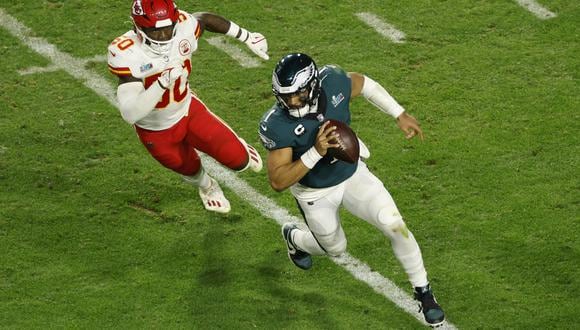 Glendale (United States), 12/02/2023.- Philadelphia Eagles quarterback Jalen Hurts is chased by Kansas City Chiefs linebacker Willie Gay in the fourth quarter of Super Bowl LVII between the AFC champion Kansas City Chiefs and the NFC champion Philadelphia Eagles at State Farm Stadium in Glendale, Arizona, 12 February 2023. The annual Super Bowl is the Championship game of the NFL between the AFC Champion and the NFC Champion and has been held every year since January of 1967. (Estados Unidos, Filadelfia) EFE/EPA/JOHN G. MABANGLO
