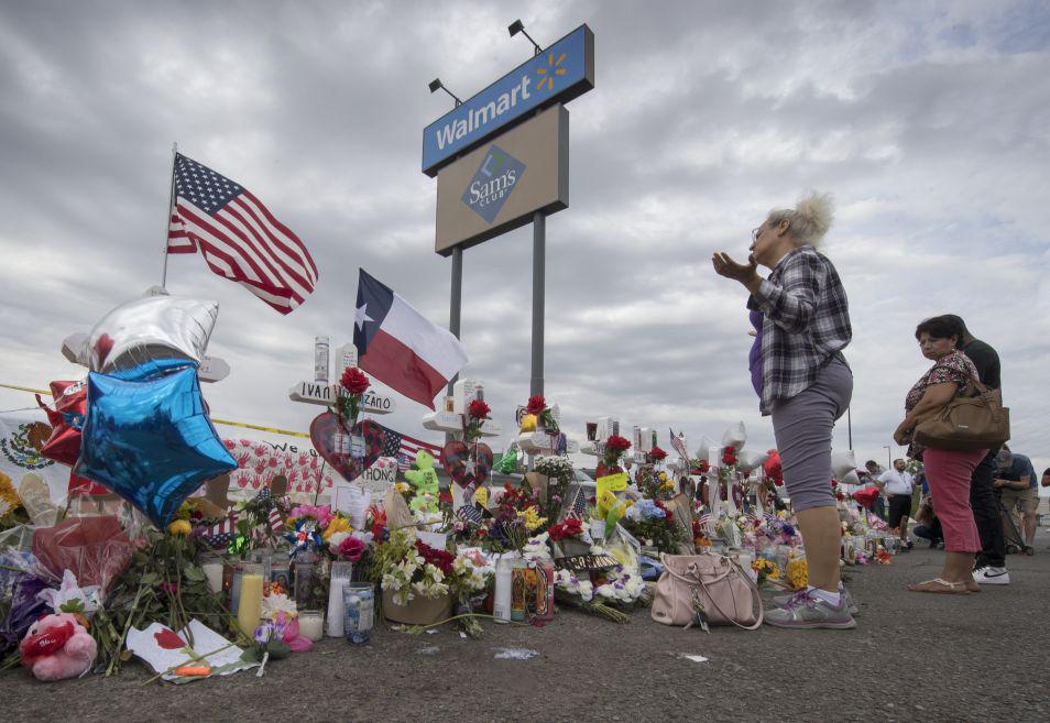 Flores y velas en el lugar donde murieron decenas de personas a causa de tiroteos en USA.  (Foto: AFP)