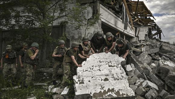 Zelenski afirmó que “cada ataque a los arsenales del enemigo, a sus puestos de mando, a sus emplazamientos de máquinas de combate, salva la vida de militares y civiles ucranianos”. (Foto: AFP).