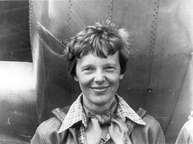 Foto 2 |  Amelia Earhart. Aviadora estadounidense, reconocida por desafiar al género masculino en cada uno de sus vuelos e intentar el primer viaje aéreo alrededor del mundo. (Foto: Wikipedia)