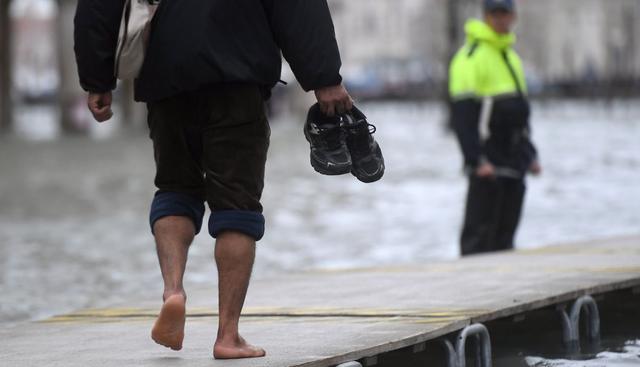 Mientras que en el resto de la ciudad los residentes y turistas podían moverse gracias a las pasarelas, sobre todo para acceder a la estación ferroviaria de Santa Lucia.. (Foto: Reuters)