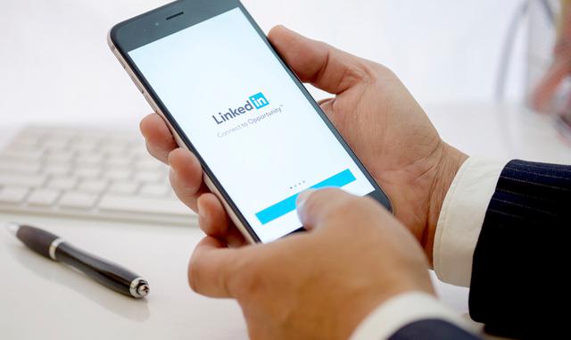 FOTO 2 | Actualizar. Cuando se comparten artículos, fotos, vídeos o ideas, se está haciendo que sus conexiones y los miembros de su grupo sean conscientes de lo que está sucediendo en su mundo, proporcionando información que podría ser valiosa para ellos.