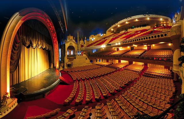 FOTO 3 | LE GRAND REX, PARIS, FRANCIA. La sala de cine más grande de Europa con 2800 sillas fue diseñada para dar la sensación al espectador de estar al exterior gracias a sus techos azules y el gran espacio interior que posee la sala. Por dentro es una belleza desde lo veas.