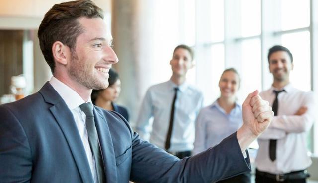 FOTO 4 | CARRERA:  “Nunca sigas en un trabajo que no disfrutas. Si eres feliz con lo que haces tendrás paz interna. Si tienes eso… tendrás más éxito del que podrías haber imaginado”, Johnny Carson, comediante y escritor estadounidense. (Foto: Freepik)