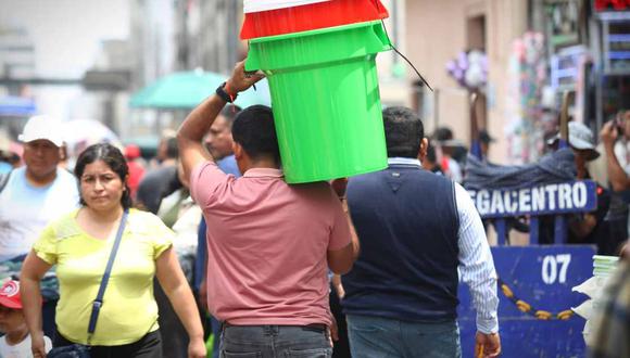 Limeños toman precauciones frente a anunciado corte de agua en diferentes distritos.