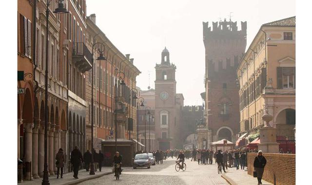 Ferrara (Italia). Su único delito es estar en tierra de nadie, a medio camino de tres potencias turísticas como son Venecia-Padua, Verona y Bolonia. Sin embargo, Ferrara recompensa gracias a monumentos icónicos como el castillo de los Este, un oasis rústi