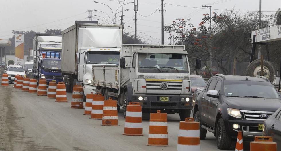 Gran Congestión Vehicular En Autopista Ramiro Prialé Por Cierre De Carretera Central Peru 5903