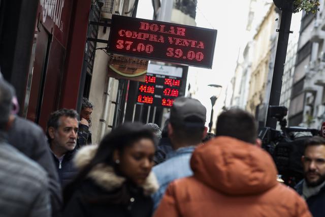3. Crisis cambiaria en Argentina. La devaluación del peso llevó al gobierno de Mauricio Macri a solicitar un rescate financiero al FMI. Pese a esta y otras acciones, la divisa aún reporta una caída de más de 50%. (Foto: EFE)