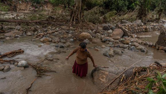 Una mujer camina a través de las inundaciones donde una vez estuvo una casa, después del huracán Otis en Xaltianguis, estado de Guerrero, el 26 de octubre. Fotógrafo: Alejandro Cegarra/Bloomberg