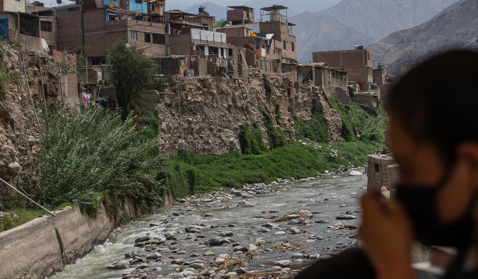 Las lluvias fuertes o quebradas en peligro de activarse, no son el único peligro que afrontan Chosica. En la zona de Pedregal existen varias viviendas que se encuentran al borde del rio Rímac. Esto representa una bomba de tiempo, un fuerte sismo podría provocar una catástrofe con daños sumamente graves. 
Foto: Jorge.cerdan/@photo.gec