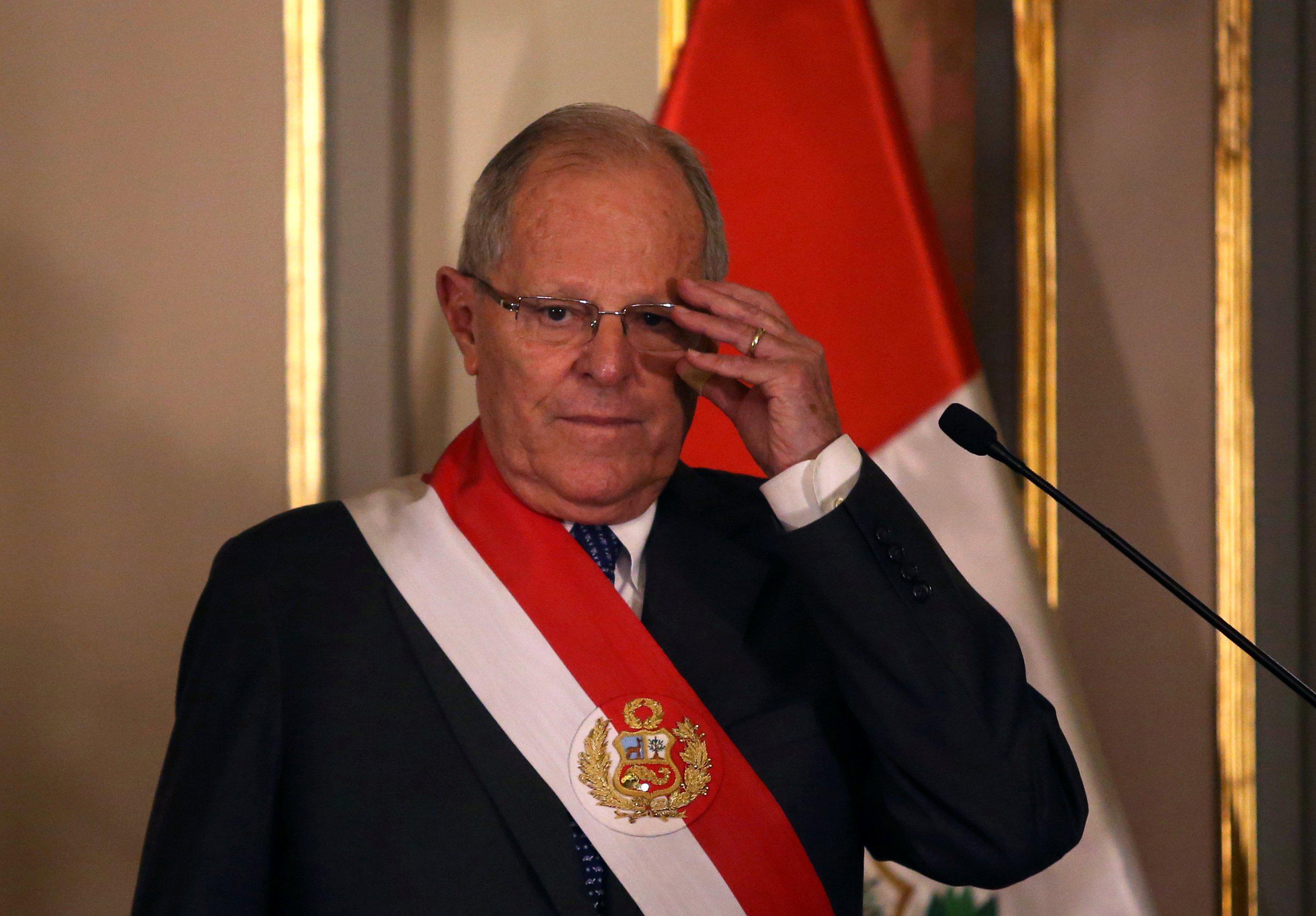 Perú: Según el diario Oglobo de Brasil, el presidente Pedro Pablo Kuczynski, logró salir de un proceso de impeachment detonado por las acusaciones de Odebrecht intercambiando votos de los opositores fujimoristas, a favor de él, por el indulto de Navidad del ex dictador Alberto Fujimori.