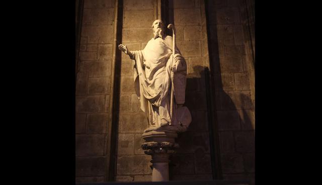 FOTO 4 | Una estatua de San Denis predicando la fe del escultor francés Nicolás Coustou. El artista, que ya había recibido múltiples comisiones reales y eclesiásticas, comenzó la escultura en 1713. Gracias al éxito de ésta, se le pidió que creara la escultura "Descenso de la cruz" , también en Notre Dame. Fotógrafo: Waring Abbott / Michael Ochs Archives
