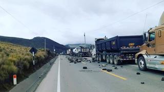 Bloquean con piedras Carretera Central a la altura del km 140