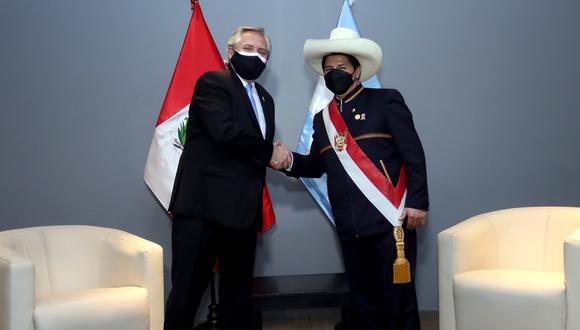 Pedro Castillo junto a su homólogo de Argentina, Alberto Fernández. (Foto: Presidencia Perú)