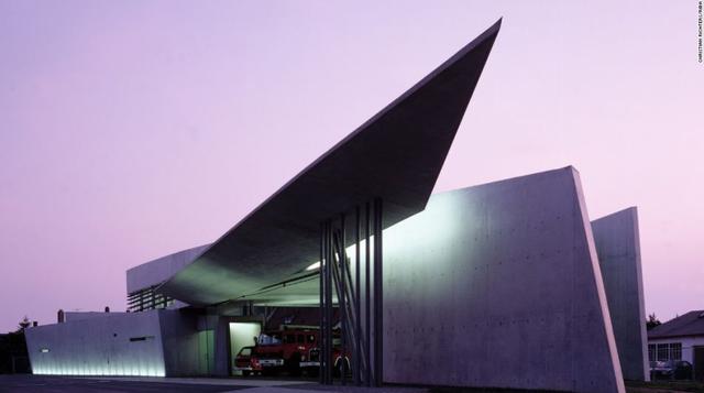 Vitra Fire Station, 1993 (Weil Am Rhein, Alemania). La Estación de Bomberos Vitra, el primer edificio realizado de forma independiente por Zaha Hadid, fue concluida en 1993.