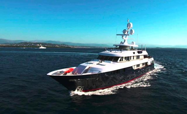 FOTO 6 | 5. Helios. Recientemente la terraza del Helios fue remodelada. Desde el enorme jacuzzi puedes admirar las hermosas vistas hacia el océano.
También hay un bar lujoso para disfrutar de las más exquisitas bebidas de día y también de noche.
Después de relajarte durante todo el día en la terraza puedes dirigirte hacia el beach club, donde encontrarás divertidos juguetes acuáticos.
Helios es un yate de lujo de 59 m(193,7 pies) de largo. Fue construida por Oceanco en 2001. (Foto: Fraser Yachts (screenshot) / YouTube)