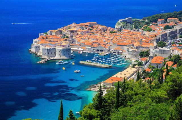 FOTO 3 | DUBROVNIK (CROACIA). La llegada de 9.000 turistas en un solo día ha hecho saltar las alarmas. Limitar el número de plazas de hotel y de la llegada de cruceros son algunas ideas que ya se están implantando. Sin embargo, sigue siendo complicado no tropezarse con grupos de personas durante la visita.