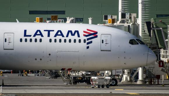 Los ingresos totales de Latam Airlines aumentaron un 43.2% interanual los tres primeros meses del año, hasta los US$ 2,805 millones. (Photo by Martin BERNETTI / AFP)