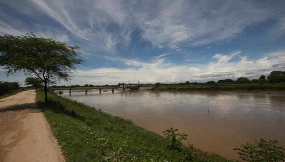 Canal de Río Zarumilla en la frontera con Ecuador.