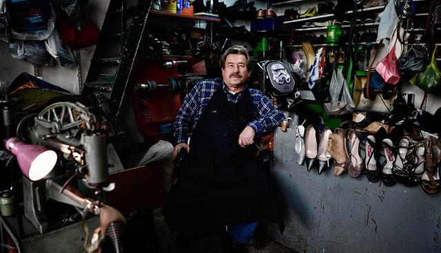 FOTO 10 | Grecia. Simeon Simeonidis, un zapatero tradicional, posa en su negocio en el centro de Atenas el 18 de abril del 2018. (Foto: AFP)