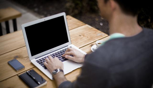 FOTO 16 |  “Si es posible concede, pero si no, no lo hagas. Aunque todos los demás te digan que algo que está mal sea correcto, e incluso si todo el mundo te dice que te muevas, tu deber es plantarte como un árbol, mirarlos a los ojos y decir: ¡No, muévete tú!” - Sharon Carter en Capitán América: Civil War. (Foto: Difusión)