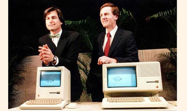 Y entonces…¡Entró en escena John Sculley! Él era el CEO más joven de la historia de Pepsi, pero Jobs le convenció para que se cambiara de empresa con la siguiente frase: ¿Quieres vender agua edulcorada el resto de tu vida o quieres venirte conmigo y cambi